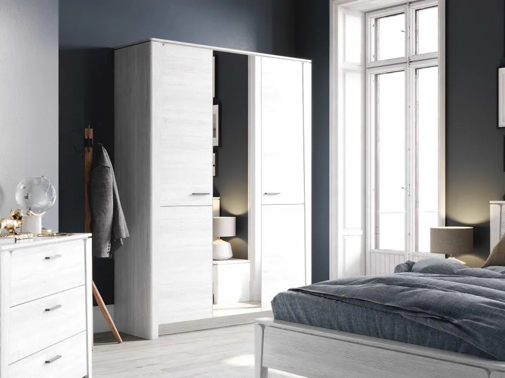 Шкаф трехдверный "Мальта" из ЛДСП и МДФ