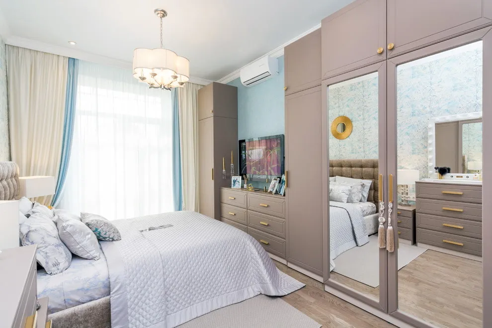 Зеркало сбоку от кровати